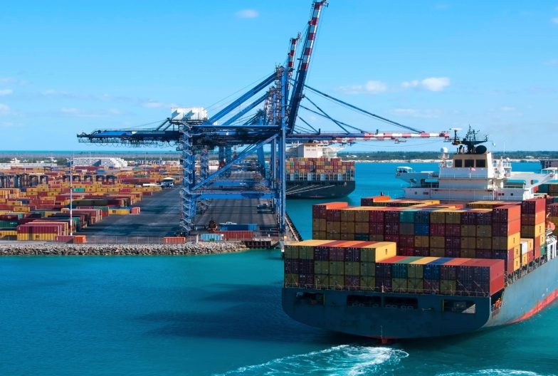 Kontenerowiec przy terminalu portowym z suwnicami